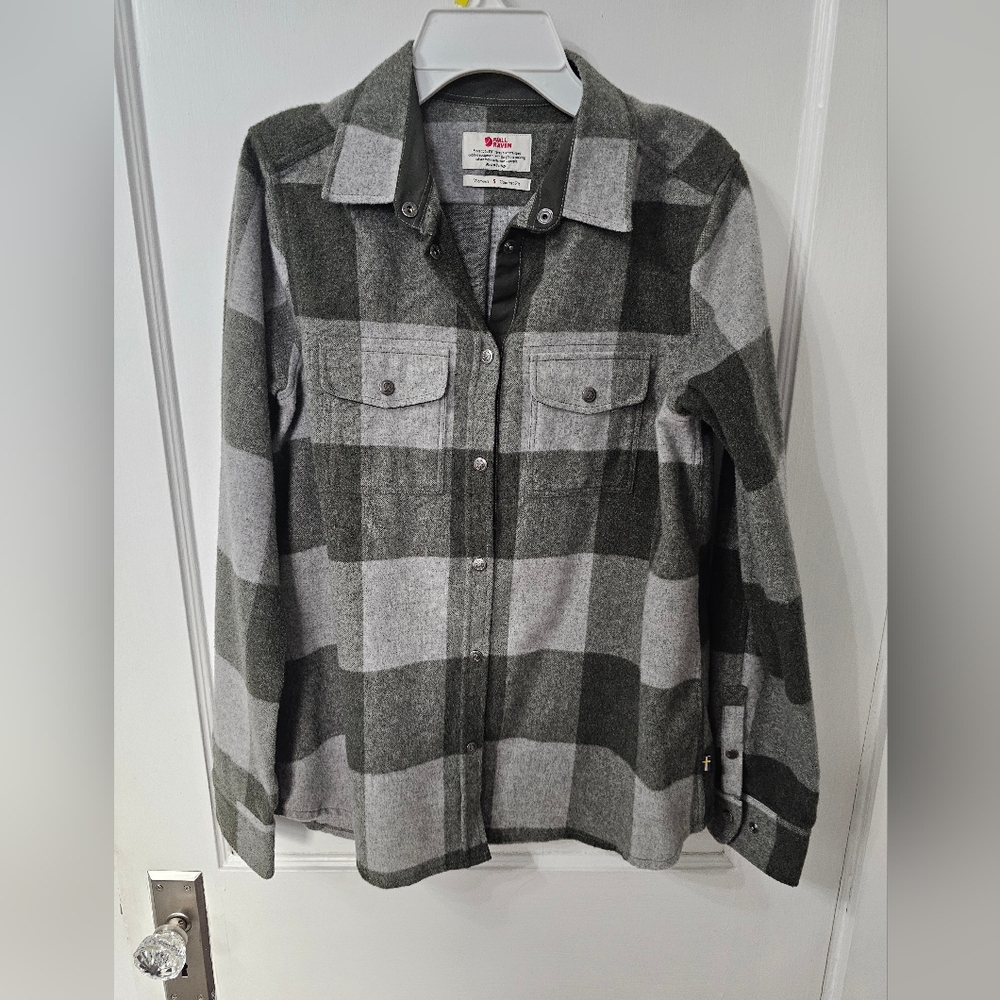 Fjallraven gray and green flannel shirt sz small,  excellent condition